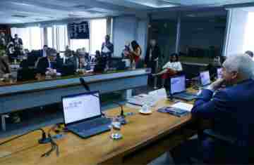 Senadores discutem ritmo de tramitação da PEC do fim da escala 6x1
